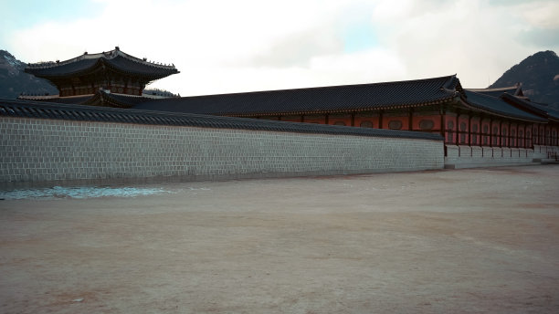 韩国传统的宫殿和天空照片图片下载