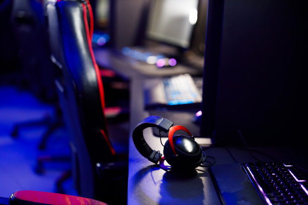 耳机和键盘放在网吧或电子游戏锦标赛的桌子上图片下载