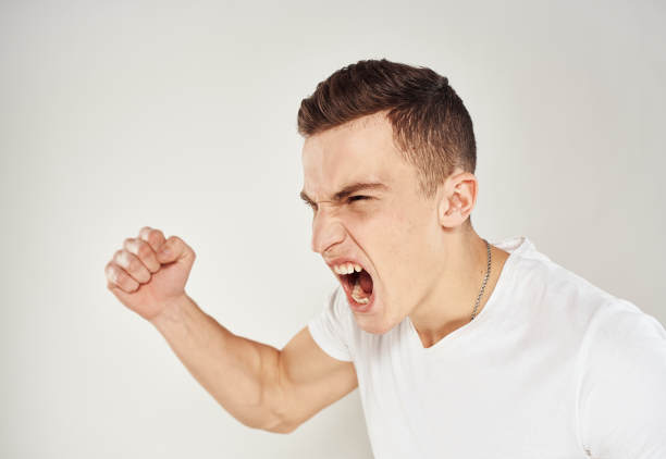 一个不合适的男人用他的手在浅色背景裁剪的特写照片上做手势图片下载