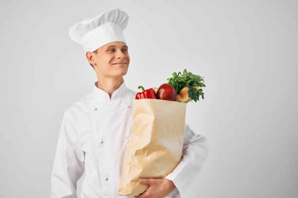 一个穿着厨师制服的人拿着一包产品和服务图片下载
