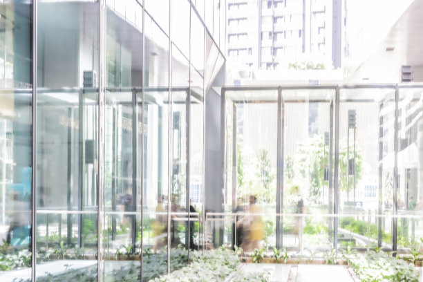 模糊背景的现代办公楼，接待大厅，玻璃墙，大窗户图片下载