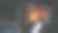 假期在森林露营时，一名男子在营火旁使用智能手机图片下载