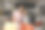 白人母亲和小女儿坐在现代汽车打开的后备箱上。图片下载