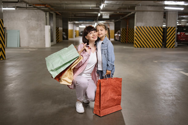 白人母亲和她的小女儿在地下停车场。图片下载