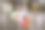 白人母亲和她的小女儿在地下停车场。图片下载