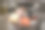 成年女性和孩子拿着五颜六色的袋子，里面装着从商场买来的衣服。图片下载