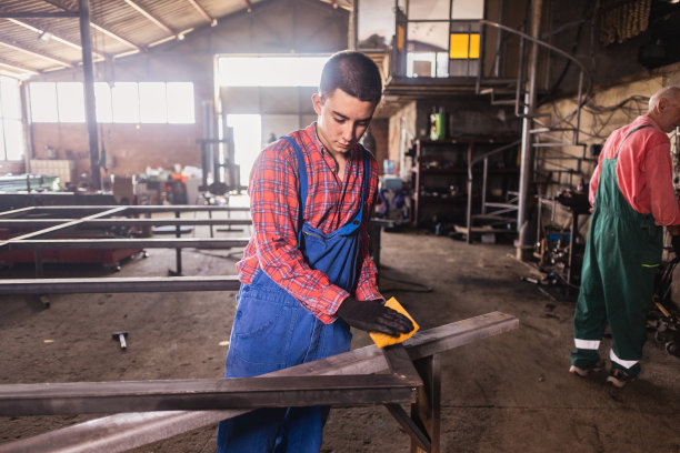 在金属行业工作图片下载