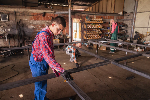 金属车间的团队合作图片下载