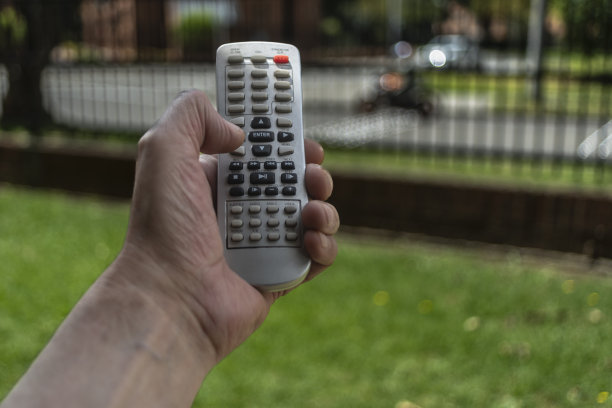 拿着遥控器的人向无限延伸图片下载