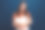 照片中开朗微笑的女子穿着橙色t恤，抱着白色柔软的心孤立深蓝色背景图片下载