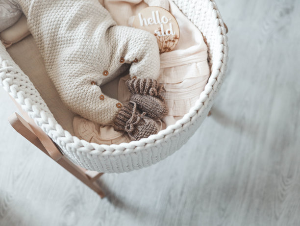 摇篮里新生婴儿的脚，俯视图，留空文字图片下载