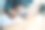 自由职业女孩在咖啡馆用笔记本电脑和手机写字的特写照片图片下载