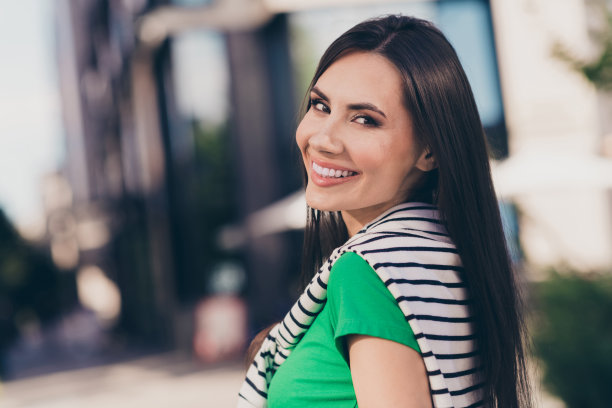 照片的好心情闪亮的女孩穿着绿色的顶部散步咖啡馆微笑享受阳光户外城市城市公园图片下载