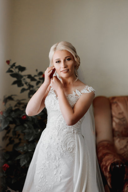 婚礼细节照片。一枚钻石结婚戒指矗立在优雅的女鞋旁边，真皮女鞋装饰，在地板上图片下载