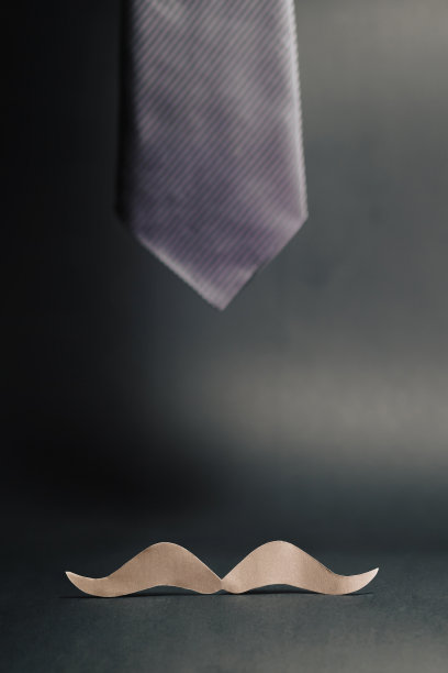 纸胡子和眼镜在灰色的表面。父亲节概念。本空间图片下载