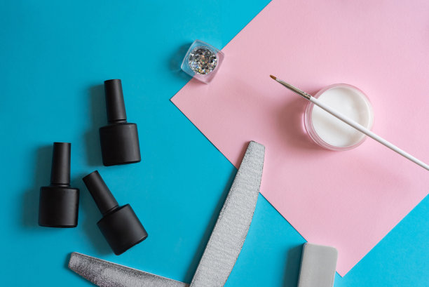 黑色的罐子里装着几瓶啫喱油，几把不同硬度的指甲锉，你可以在上面看到它们被用过。抛光，甲板抛光，闪光剂和指甲设计粉。美容沙龙。的生活方式。修指甲。属于自己的时间。图片下载