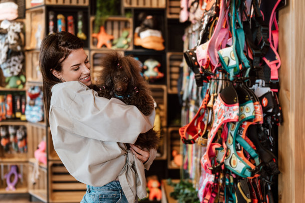 宠物店里有个带着贵宾犬的年轻女人图片下载