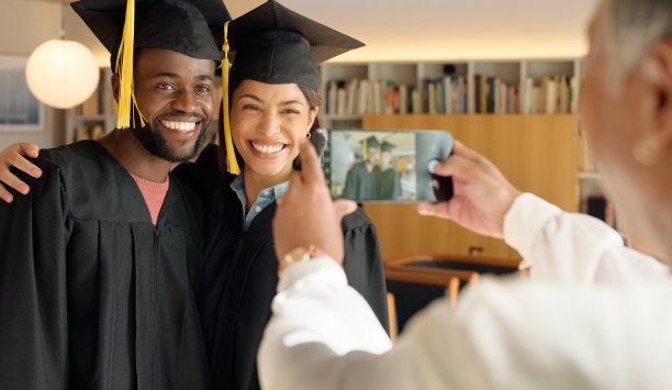 同学们，毕业与电话留念，留念与微笑，留念与教育，成功与拥抱。男人，女人和照片上的智能手机ux社交媒体，个人资料照片和快乐的房子图片下载