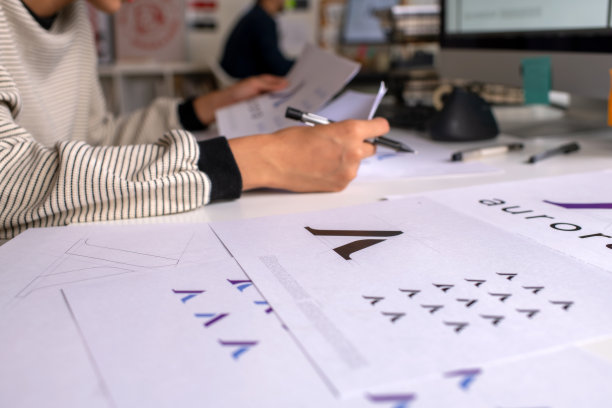 在办公室工作的亚洲平面设计师。设计标志艺术家创意设计师插画平面技能概念。图片下载