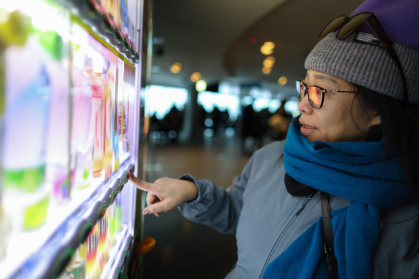 使用自动售货机购买饮料图片下载