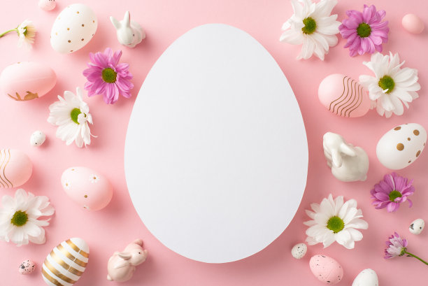 精美的复活节插页照片。从鸡蛋上看，新鲜的菊花放在精致的粉红色画布上，画布上有一个开放的鸡蛋形框架，用于信息或广告图片下载