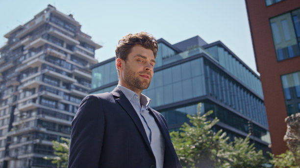 一个富有的商人在晴朗的早晨去市中心。成功的人走路图片下载