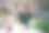 一个年轻女子一边看电影一边吃爆米花。图片下载