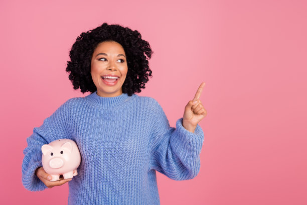 照片肖像可爱的年轻女士猪点看空空间穿着时尚的蓝色针织服装孤立在粉红色的背景图片下载