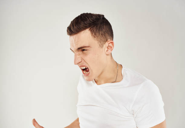 一个不合适的男人用他的手在浅色背景裁剪的特写照片上做手势图片下载