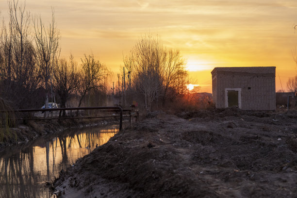 房屋循环和傍晚的日落图片下载