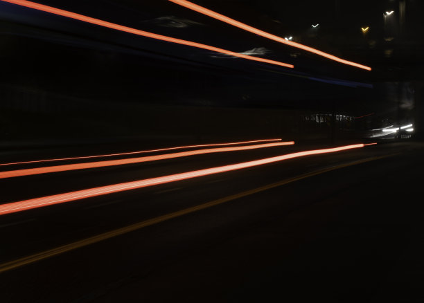夜间车辆行驶的长曝光照片图片下载