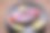 木制桌子上的日本陶瓷盘子上的金枪鱼肉排。生金枪鱼配柠檬片和圣女果。海鲜是动物蛋白的来源。图片下载