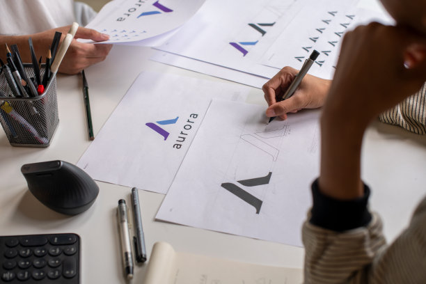 在办公室工作的亚洲平面设计师。设计标志艺术家创意设计师插画平面技能概念。图片下载