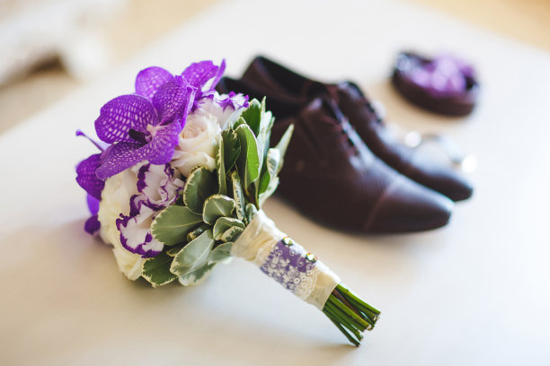 婚礼当天新郎的配饰。婚礼花束和鞋子。图片下载