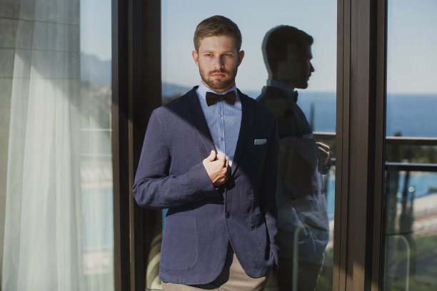 穿着时髦的蓝色夹克的英俊年轻人的特写肖像图片下载