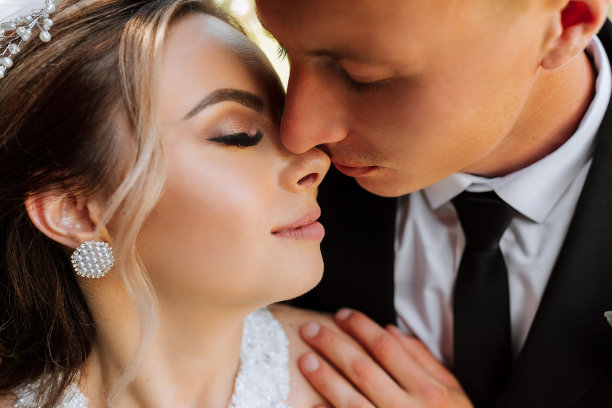 感性的夫妇在温柔的激情。一个女人即将亲吻一个男人的特写。热恋中的情侣接吻。性感的嘴唇。黑白照片图片下载