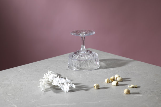 美丽可爱的粉红色与灰色大理石背景与木块板烟花和茶壶的产品照片拍摄照明工作室房间图片下载