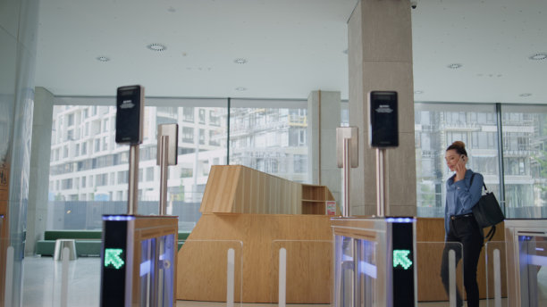 女商人通过安全鉴定，步行转门现代化的办公室。图片下载