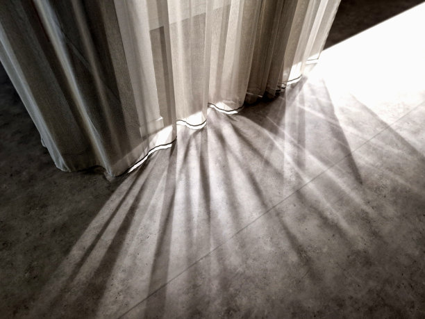 我们的研究中心解决了睡眠问题。人们躺在窗帘后面休息，连接着监测重要功能的设备。如果丈夫不忠，抓住他。重症监护室，医生图片下载