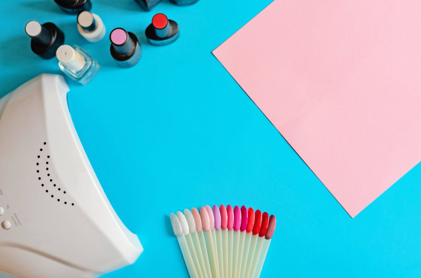 提示漆颜色的例子。亮片，一些黑色瓶子里的啫喱油和一套不同的指甲刷。美容沙龙。的生活方式。修指甲。属于自己的时间。图片下载