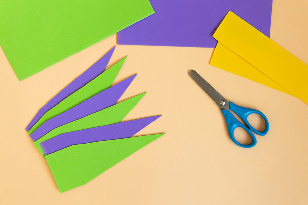 用纸DIY狂欢节小丑帽。一步一步的照片说明DIY从9个步骤在中性背景。9中的第5步。图片下载