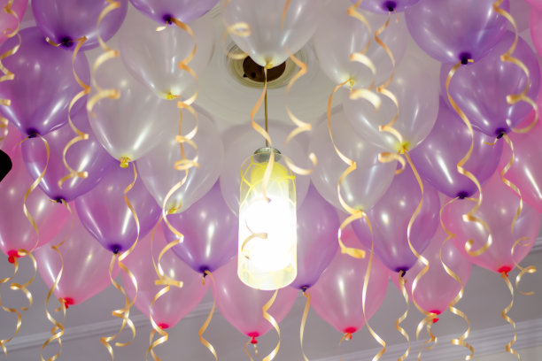 聚会装饰。五颜六色的气球生日装饰。生日装饰。很多气球。孩子的生日。有气球装饰的生日聚会区。图片下载