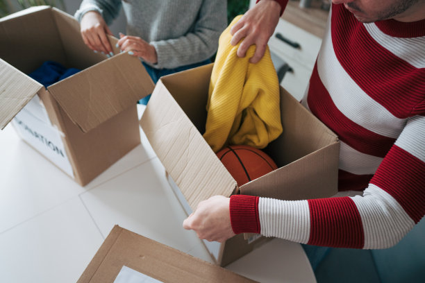 上图是一对年轻夫妇把东西装进盒子里的照片图片下载