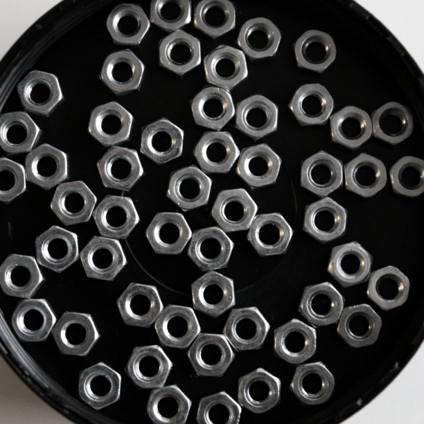 图案的坚果躺在黑色圆圈托盘方库存照片图片下载