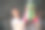 一位年轻女子负责她公寓的清洁。图片下载