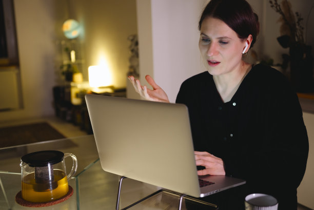 在家远程工作。晚上的时间。图片下载