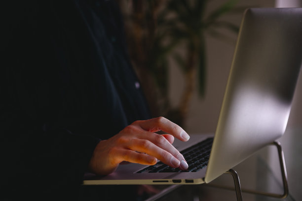 在家远程工作。晚上的时间。图片下载