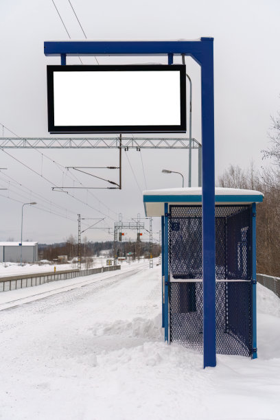 白雪覆盖的火车站站台与空白广告牌在冬天的设置图片下载