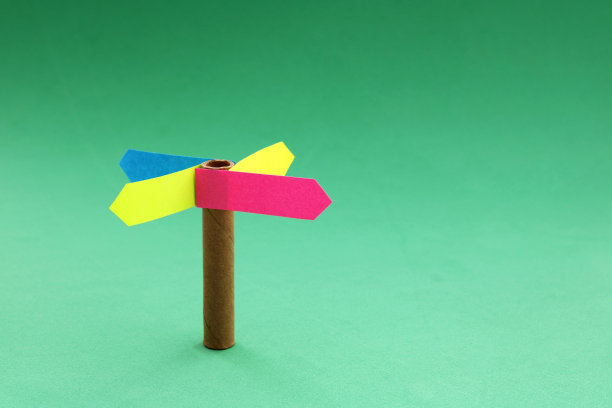 指示不同方向的彩色标志图片下载