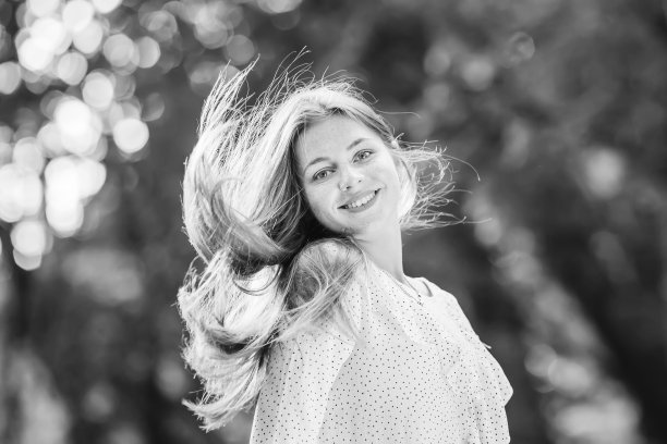 一张随意的黑白照片，一个女孩迅速转身，她的头发随风飘散图片下载